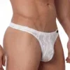 Vista lateral frontal de tanga jacquard blanco con dibujo ondulante y etiqueta negra — RED2560 Ministring Olaf Benz