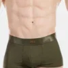 Detalle frontal del boxer army Stellan de Barcode Berlin con placa metálica en la cinturilla