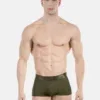Boxer army de canalé: pernera corta, verde militar y ajuste cómodo El Stellan Army de Barcode Berlin es la versión más sobria y utilitaria de este bóxer corto. El verde militar aporta un punto oscuro y fácil de combinar, pero con más intención visual que un básico negro. El tejido de canalé se aprecia en todo el cuerpo de la prenda y añade textura sin recargar el diseño. La mezcla de poliamida y elastano ofrece un tacto suave, elasticidad y buena recuperación, mientras que la cinturilla elástica mantiene el ajuste estable en la cadera. Un bóxer de pernera corta, con cobertura trasera completa y comodidad para moverse con naturalidad en el uso diario. Detalles clave Color army: verde militar oscuro, sobrio y fácil de combinar. Textura de canalé: aporta relieve visual y estructura al cuerpo del bóxer. 90% poliamida, 10% elastano: tacto suave, elasticidad y buena recuperación de la forma. Pernera corta: más cobertura que un slip, pero menos longitud que un bóxer largo. Cinturilla elástica suave: ayuda a mantener la prenda estable en la cadera. Placa metálica Barcode Berlin: detalle de marca centrado en la cinturilla. Composición y cuidado Composición: 90% poliamida, 10% elastano. Cuidado: lavar a mano o a máquina en frío, máximo 30 ºC, con ciclo suave. Para proteger el tejido de canalé, la cinturilla elástica y la placa metálica, mejor usar bolsa de lavado. No usar lejía, no secar en secadora, no planchar y dejar secar al aire, preferiblemente a la sombra. Preguntas frecuentes ¿Cómo es el color army? Es un verde militar oscuro, más discreto que un verde brillante y menos básico que el negro. Funciona bien si buscas ropa interior masculina en un color sobrio, pero con más personalidad que los tonos habituales. ¿Qué diferencia tiene este bóxer frente al Stellan Óxido? El corte es el mismo, pero cambia el efecto visual. El óxido es más cálido y visible, con un punto entre rojizo y tierra. El army es más oscuro, utilitario y fácil de integrar en el día a día. ¿Qué aporta la poliamida con elastano? La poliamida da un tacto suave y un acabado fino. El elastano añade elasticidad para que la prenda acompañe el movimiento y recupere mejor la forma después del uso. ¿El canalé se nota en el color army? Sí. En verde militar, el canalé se aprecia de forma más sutil que en blanco u óxido, pero aporta textura y evita que el bóxer parezca un básico liso. ¿Es cómodo para diario? Sí. La pernera corta, la cobertura trasera completa, el tejido con elastano y la cinturilla elástica suave lo hacen adecuado para el uso diario, especialmente si prefieres más cobertura que en un slip sin pasar a un bóxer largo. ¿Cómo elegir talla? Elige tu talla habitual de ropa interior. Si estás entre dos tallas o prefieres que la cinturilla apoye con menos presión, suele ser mejor escoger la superior. ¿Está disponible en otros colores? Sí, la línea Stellan está disponible en varios tonos. Puedes ver más modelos de la marca en la categoría de Barcode Berlin. También puedes verlo en nuestra tienda de Pelayo 2, donde encontrarás selección de ropa interior masculina de Barcode Berlin. Online, lo enviamos desde Madrid con embalaje neutro y discreto.