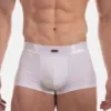 Detalle frontal del boxer blanco Stellan de Barcode Berlin con placa metálica en la cinturilla