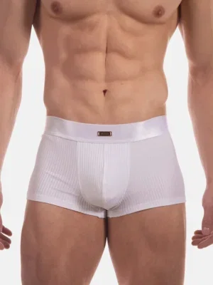 Detalle frontal del boxer blanco Stellan de Barcode Berlin con placa metálica en la cinturilla