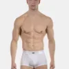 Modelo de frente con boxer blanco de canalé Stellan de Barcode Berlin