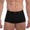 Detalle frontal del boxer negro Stellan de Barcode Berlin con placa metálica en la cinturilla