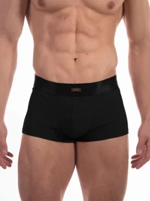 Detalle frontal del boxer negro Stellan de Barcode Berlin con placa metálica en la cinturilla
