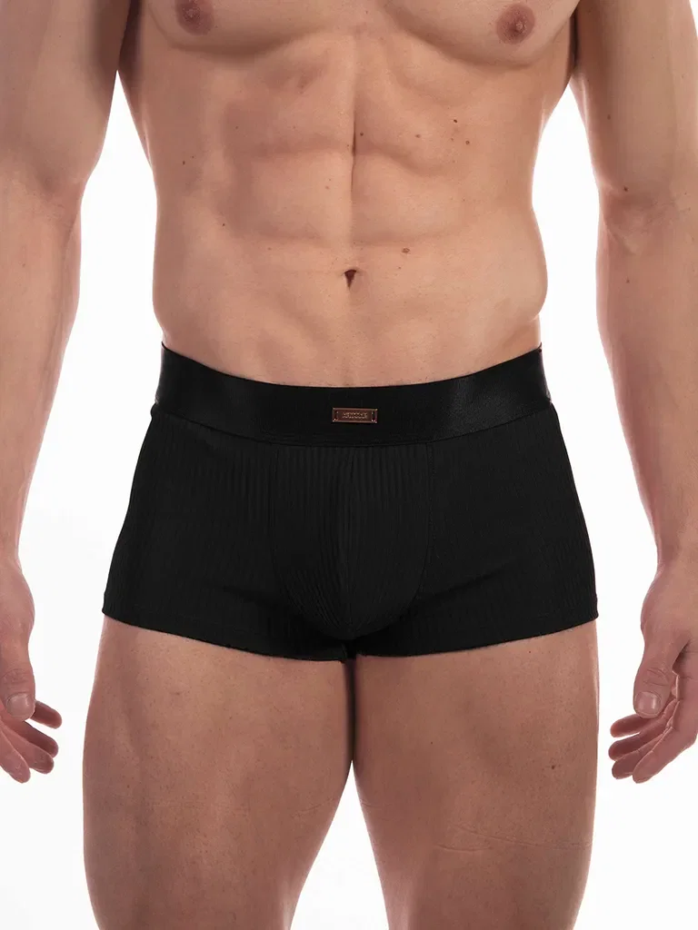 Detalle frontal del boxer negro Stellan de Barcode Berlin con placa metálica en la cinturilla