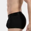 Vista lateral del boxer negro Stellan de Barcode Berlin con pernera corta