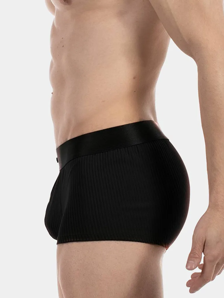 Vista lateral del boxer negro Stellan de Barcode Berlin con pernera corta