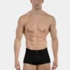 Modelo de frente con boxer negro de canalé Stellan de Barcode Berlin