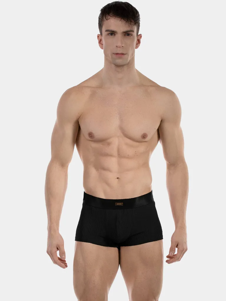 Modelo de frente con boxer negro de canalé Stellan de Barcode Berlin