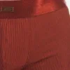 Detalle frontal del boxer óxido Stellan de Barcode Berlin con placa metálica en la cinturilla