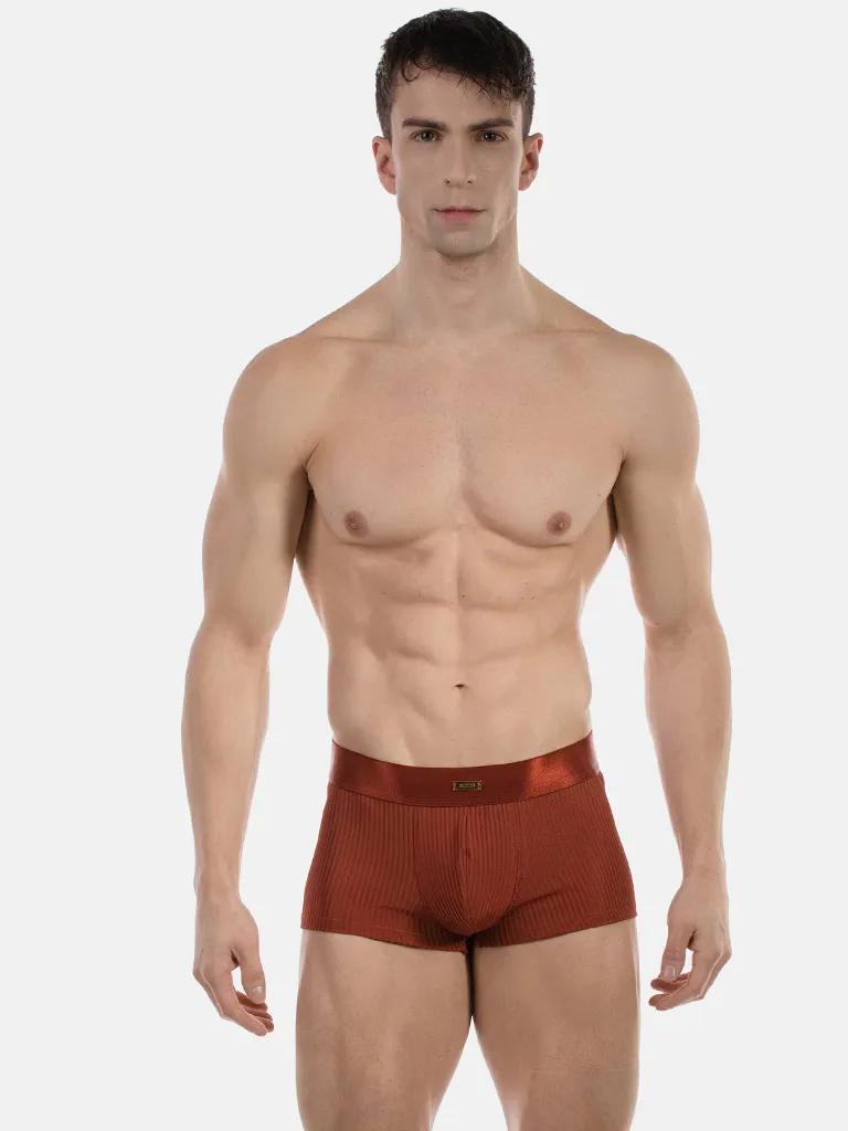 Modelo de frente con boxer óxido de canalé Stellan de Barcode Berlin
