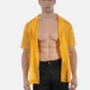 Hombre con la camisa de rejilla amarilla Zeno abierta sobre el torso, de Barcode Berlin