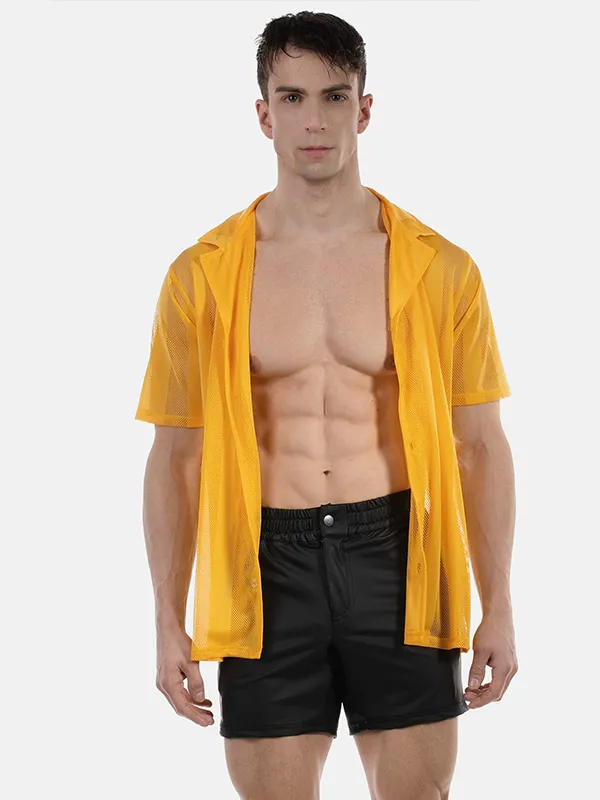 Hombre con la camisa de rejilla amarilla Zeno abierta sobre el torso, de Barcode Berlin