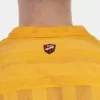 Detalle del escudo Barcode bordado en la espalda de la camisa de rejilla Zeno amarilla