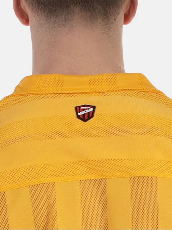 Detalle del escudo Barcode bordado en la espalda de la camisa de rejilla Zeno amarilla