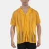 Hombre de frente con camisa de rejilla amarilla abotonada Zeno de Barcode Berlin
