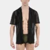 Hombre con la camisa de rejilla negra Zeno abierta sobre el torso, de Barcode Berlin