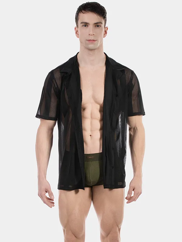Hombre con la camisa de rejilla negra Zeno abierta sobre el torso, de Barcode Berlin