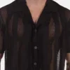 Detalle del cuello camp y la botonadura de la camisa de rejilla negra Zeno de Barcode Berlin