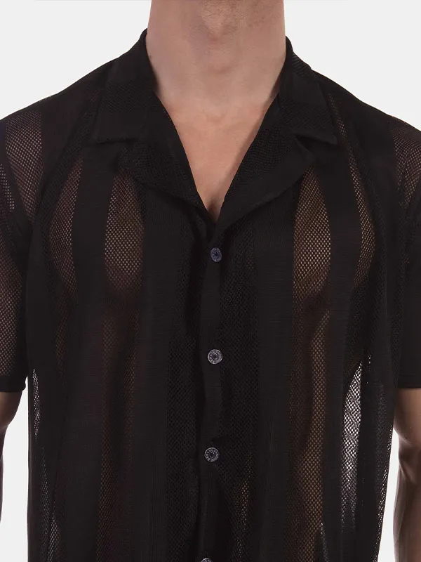 Detalle del cuello camp y la botonadura de la camisa de rejilla negra Zeno de Barcode Berlin