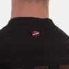 Detalle del escudo Barcode bordado en la espalda de la camisa de rejilla Zeno negra
