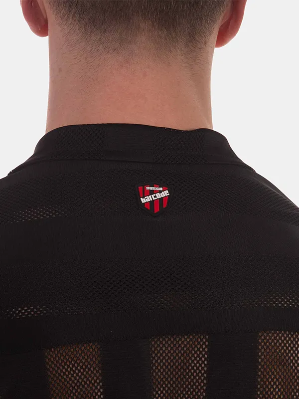 Detalle del escudo Barcode bordado en la espalda de la camisa de rejilla Zeno negra