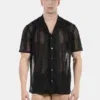 Hombre de frente con camisa de rejilla negra abotonada Zeno de Barcode Berlin