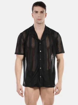 Hombre de frente con camisa de rejilla negra abotonada Zeno de Barcode Berlin