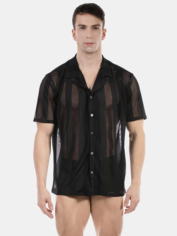 Hombre de frente con camisa de rejilla negra abotonada Zeno de Barcode Berlin
