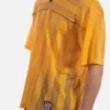 Detalle de la rejilla de rayas de la camiseta Aksel amarilla con vivo negro de Barcode Berlin