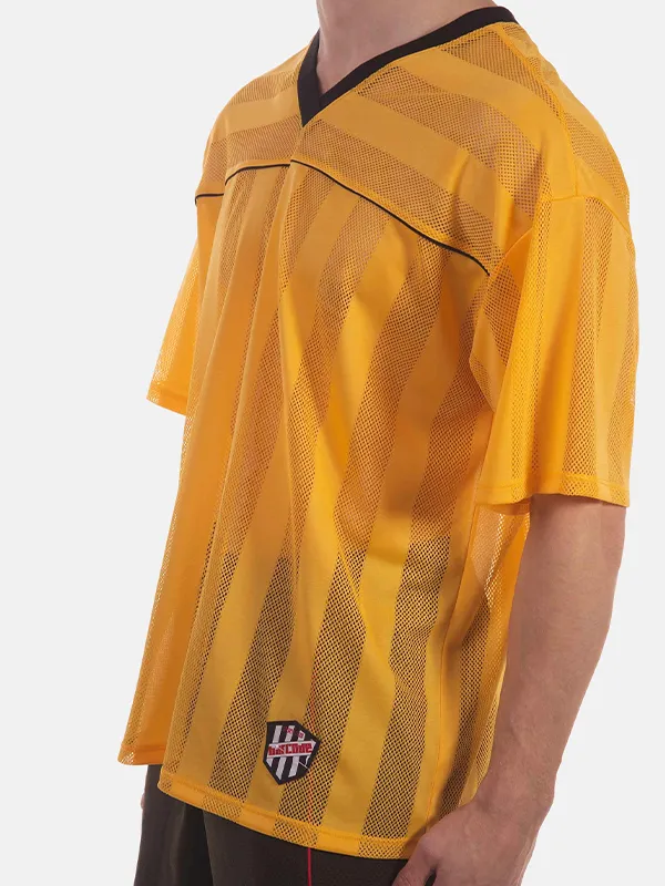 Detalle de la rejilla de rayas de la camiseta Aksel amarilla con vivo negro de Barcode Berlin