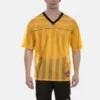 Hombre de frente con camiseta de rejilla amarilla y negra Aksel de Barcode Berlin