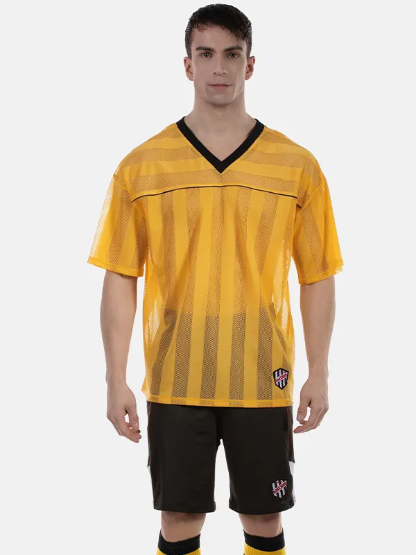 Hombre de frente con camiseta de rejilla amarilla y negra Aksel de Barcode Berlin