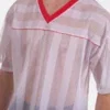 Detalle del cuello en pico rojo y la rejilla de la camiseta Aksel blanca de Barcode Berlin