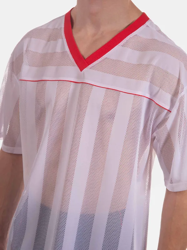 Detalle del cuello en pico rojo y la rejilla de la camiseta Aksel blanca de Barcode Berlin