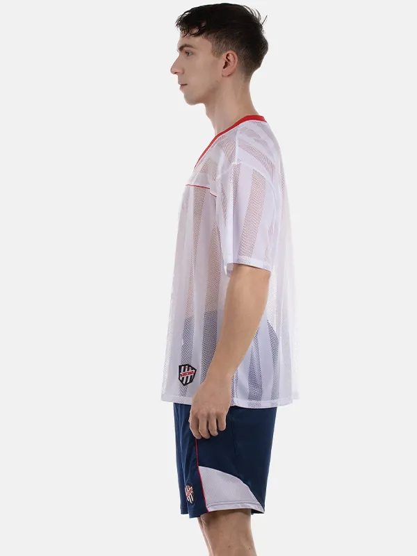 Vista lateral de la camiseta de rejilla oversize Aksel blanca y roja de Barcode Berlin