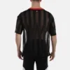 Espalda de la camiseta de rejilla negra y roja Aksel de Barcode Berlin