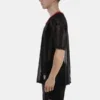 Vista lateral de la camiseta de rejilla oversize Aksel negra y roja de Barcode Berlin