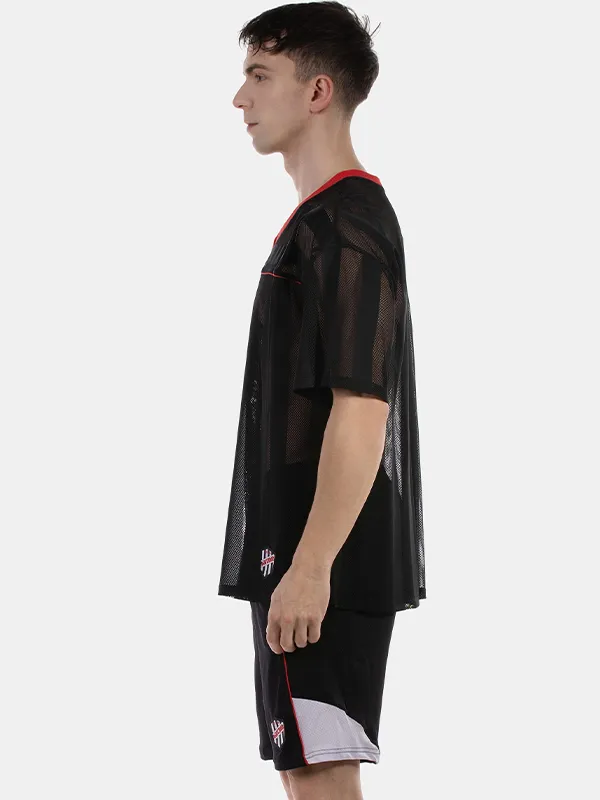 Vista lateral de la camiseta de rejilla oversize Aksel negra y roja de Barcode Berlin