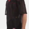 Detalle de la rejilla y el contraste rojo de la camiseta Aksel de Barcode Berlin