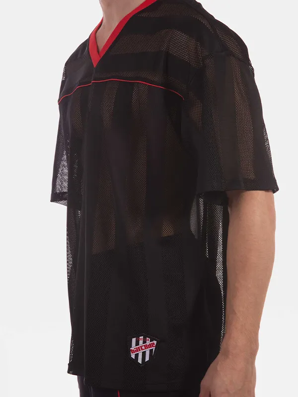 Detalle de la rejilla y el contraste rojo de la camiseta Aksel de Barcode Berlin