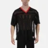 Hombre de frente con camiseta de rejilla negra y roja Aksel de Barcode Berlin