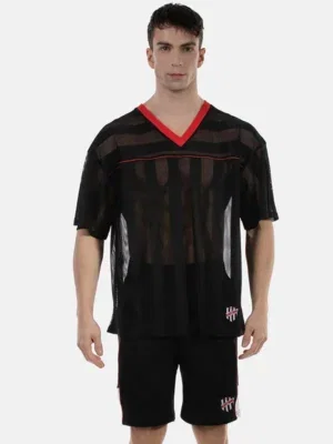 Hombre de frente con camiseta de rejilla negra y roja Aksel de Barcode Berlin