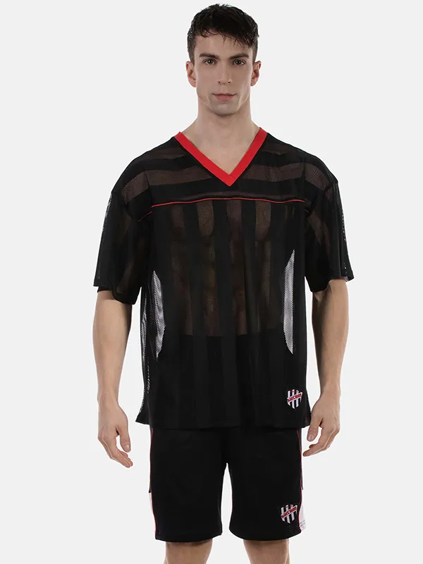 Hombre de frente con camiseta de rejilla negra y roja Aksel de Barcode Berlin