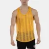 Hombre de frente con camiseta de tirantes de rejilla amarilla Tobías de Barcode Berlin