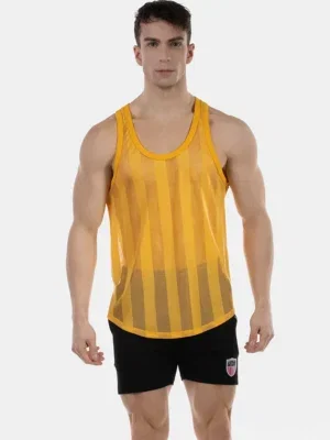 Hombre de frente con camiseta de tirantes de rejilla amarilla Tobías de Barcode Berlin