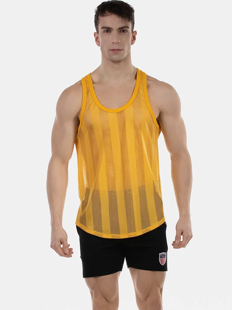 Hombre de frente con camiseta de tirantes de rejilla amarilla Tobías de Barcode Berlin