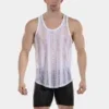 Hombre de frente con camiseta de tirantes de rejilla blanca Tobías de Barcode Berlin