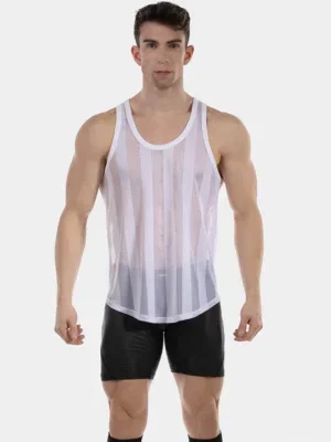 Hombre de frente con camiseta de tirantes de rejilla blanca Tobías de Barcode Berlin