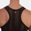 Detalle del escudo bordado en la espalda de la camiseta de tirantes Tobías negra de Barcode Berlin
